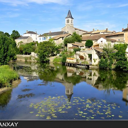 Bed and Breakfast Domaine De La Briouse Sanxay Екстер'єр фото